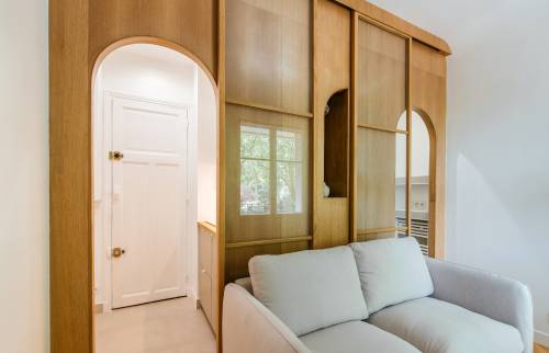 Studio moderne et fonctionnel avec des solutions de rangement pratiques