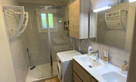 Salle de bain design et accessible La Maison Des Travaux Ales