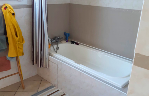 Ancienne baignoire avant transformation en douche à l’italienne.