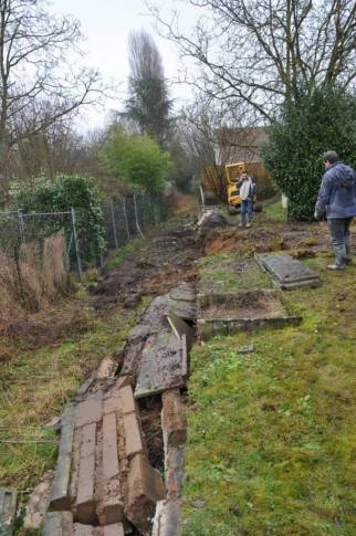 Ancienne clôture mitoyenne endommagée par les intempéries - Evry-Grégy-sur-Yerres 77166