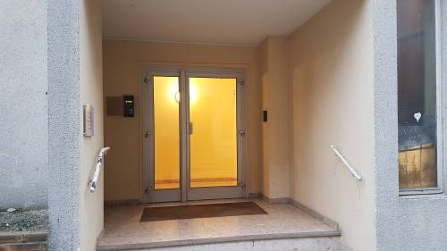 Entrée d'un immeuble d'habitation avant travaux de rénovation extérieure - Brie-Comte-Robert 77170