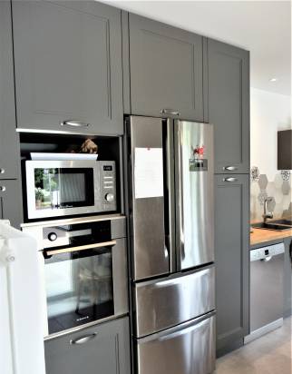 Cuisine rénovée et agrandie dans une villa de l’ouest lyonnais avec crédence carrelée et verrière d’atelier