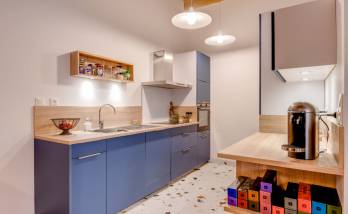 Réalisation d'une cuisine dans les tons bleus avec carrelage terrazzo assorti, appartement type Canut situé à Lyon