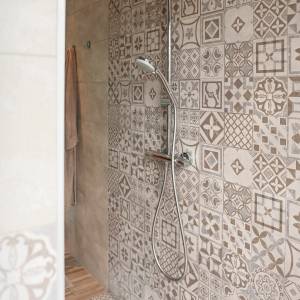 Ambiance spa avec revêtement effet carreaux de ciment – rénovation salle de bains Haguenau