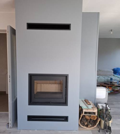 Installation de cheminée à insert contemporaine dans une maison rénovée - Lagnieu 01150