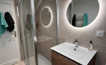 Le miroir rond lumineux rétroéclairé : Un choix très tendance ! 