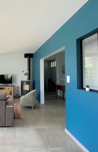 Laisser passer la lumière grâce à une verrière d'atelier en Bretagne