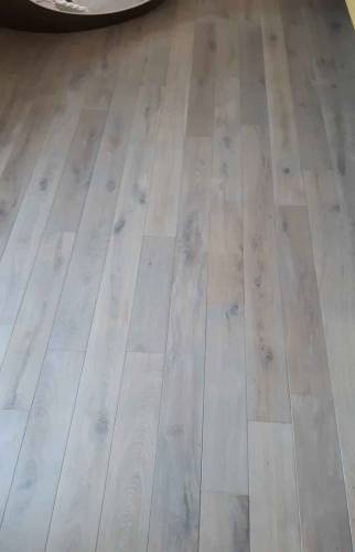 Pose de parquet massif gris à Guebwiller