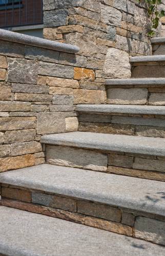 Escalier pierres naturelles