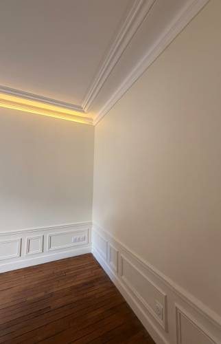 Corniche lumineuse indirecte et cimaises