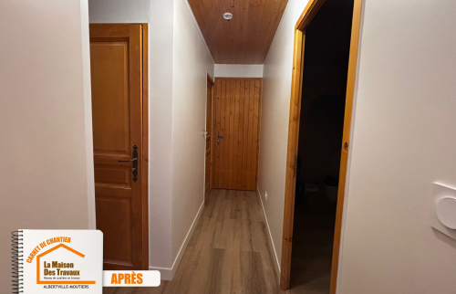 Cuisine moderne studio, Salle de bain rénovée, Salon rénové studio, Studio avec nouvelles fenêtres, Sols refaits studio, Éclairage moderne studio,