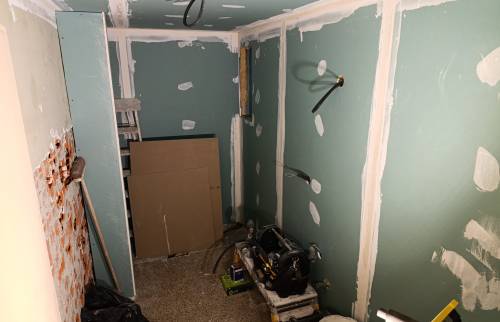 Reprise complète des murs et des réseaux lors de la transformation d’une salle de bain des années 50 à Charancieu.