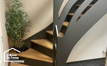 Escalier de face marche en bois et rembarre noire en acier 