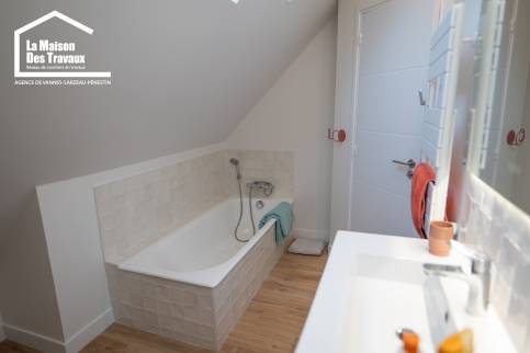 salle de bain moderne avec douche et baignoire morbihan