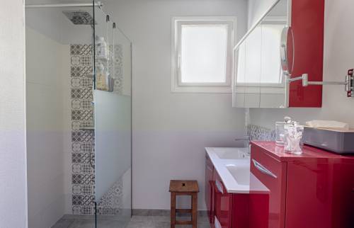 Aménagement salle d'eau SDE avec douche italienne création menuiserie PVC pose d'un lavabo double vasque dans ancienne réserve à Crozon (29160)