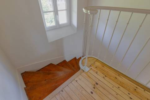 Rénovation et isolation d'une maison de famille située dans l'ouest de Lyon (69450) : montée d'escalier 