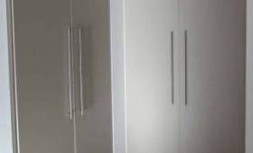 Portes battantes grises à la fois sobres et élégantes à Chevry (91)