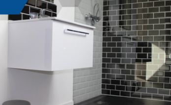 Transformation Élégante d'une Salle de Bain en Noir et Blanc à Sainte-Maxime