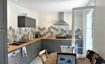Cuisine rénovée et agrandie dans une villa de l’ouest lyonnais avec crédence carrelée et verrière d’atelier