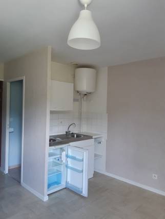 Kitchenette dans un studio avant travaux de rénovation d'appartement - Ambérieu-en-Bugey 01500