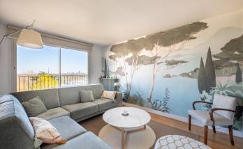 Salon avec vue sur la Tour Eiffel à Paris 8e