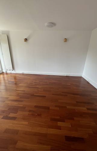 un sol sombre dans ce salon au Chesnay