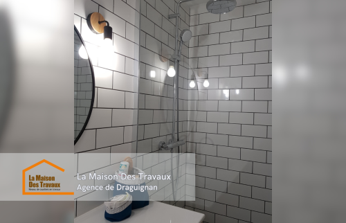Zoom sur la douche à l’italienne, dotée d’un receveur plat et d’une paroi en verre, pour une esthétique minimaliste et fonctionnelle.