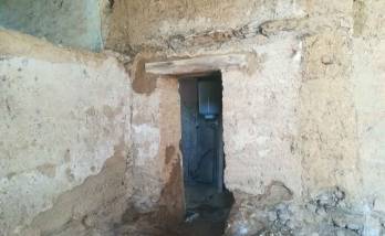 mur en pisé avec mise en place du linteau bois