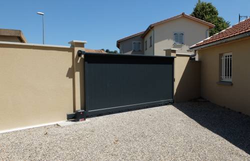 Réalisation d'un garage double avec portail coulissant, attenant à une maison existante, commune de l'ouest de Lyon : portail coulissant