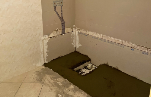 Préparation du sol avant installation du receveur de douche 220 cm.