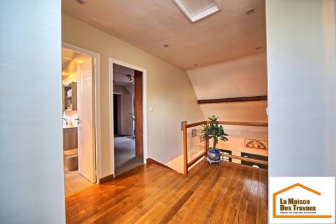 Palier de l'étage après rénovation (Varennes-Jarcy 91480)