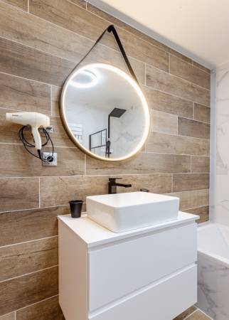 Meuble à vasque posée dans une salle de bain contemporaine - Pornic 44210