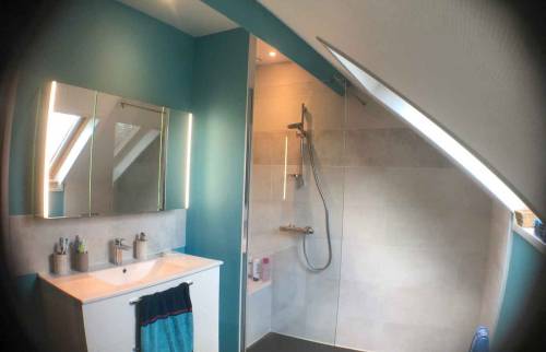 La SDE terminée avec grande douche + banc, meuble vasque