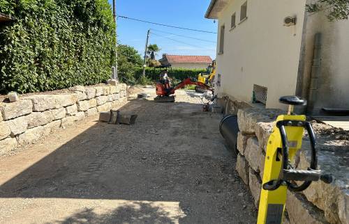 Préparation complète de la cour avec terrassement et création d’une base stable pour un futur accès véhicule durable.