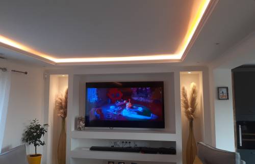 Espace salon avec faux plafond leds intégrés et meuble télévision avec niches latérales sur mesure - Neuville-sur-Oise - 95000 -