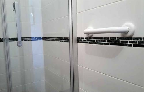 Barre de maintien dans la douche
