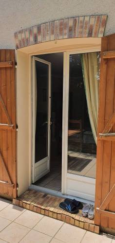Porte-fenêtre côté jardin avant travaux de rénovation de menuiserie - Brie-Comte-Robert 77170