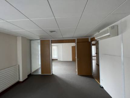Local de bureaux avant la transformation en appartement (Caen 14000)