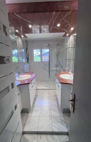 Salle de bain PMR rénovée à Lège-Cap-Ferret (33950)