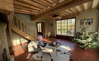 Baie vitrée dans le salon donnant sur le jardin