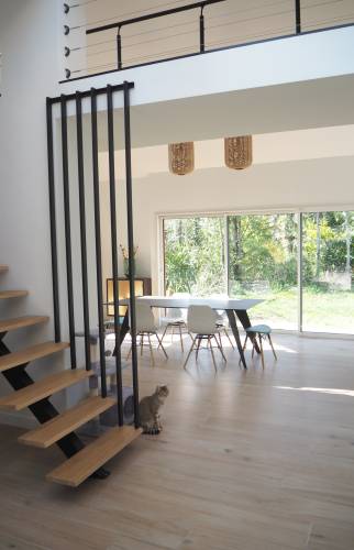 bel escalier ajouré en bois et métal
