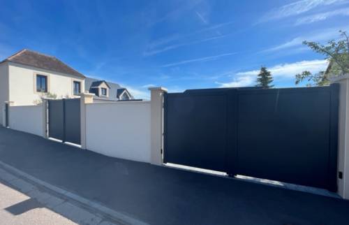 Le mur de cloture et les deux portails