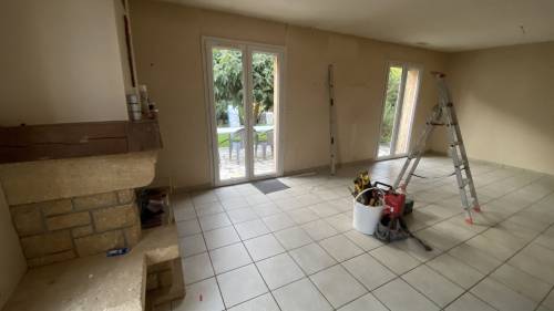 Carrelage avant rénovation de sol intérieur dans une maison en travaux - Montauban 82000