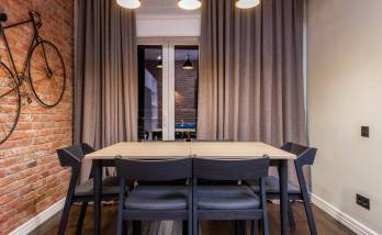 Pose d'un mur en briques