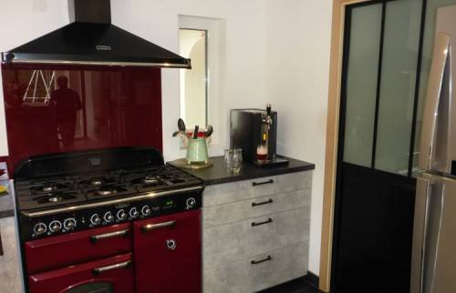 Détails de m'aménagement intérieur de la cuisine donnant sur l'intérieur de la maison avec délimitation verrière type atelier à Douarnenez (29100) 