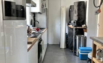 Cuisine rénovée après travaux rénovation d’appartement à Bruz par La Maison Des Travaux Bruz