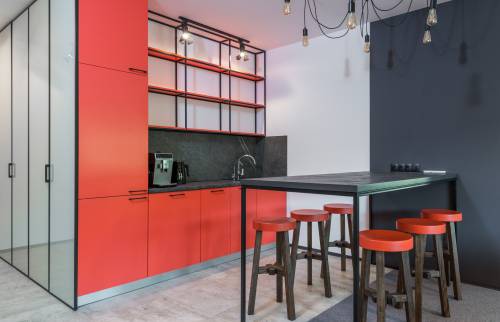 Mobilier rouge et noir avec des placards sur mesure - Paris Epinettes
