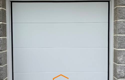 Nouvelle porte de garage sectionnelle blanche posée dans le cadre de cette rénovation à Saint-Brieuc