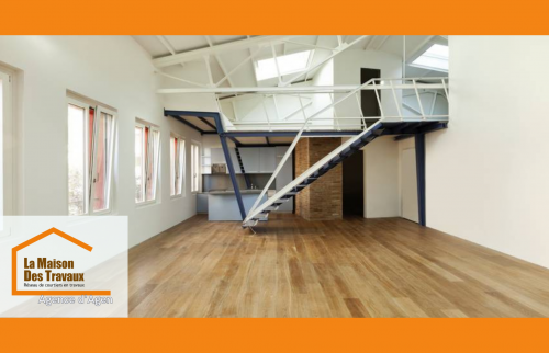 Aménagement d’un ancien dépôt en loft moderne et lumineux à Villeneuve-sur-Lot, avec parquet et mezzanine design. 