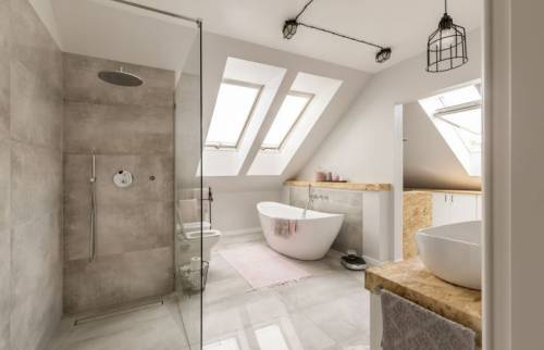 salle de bain rénové tendance et lumineuse